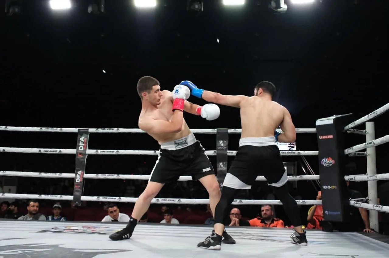 Ömer Salim, on the right in blue gloves, in action