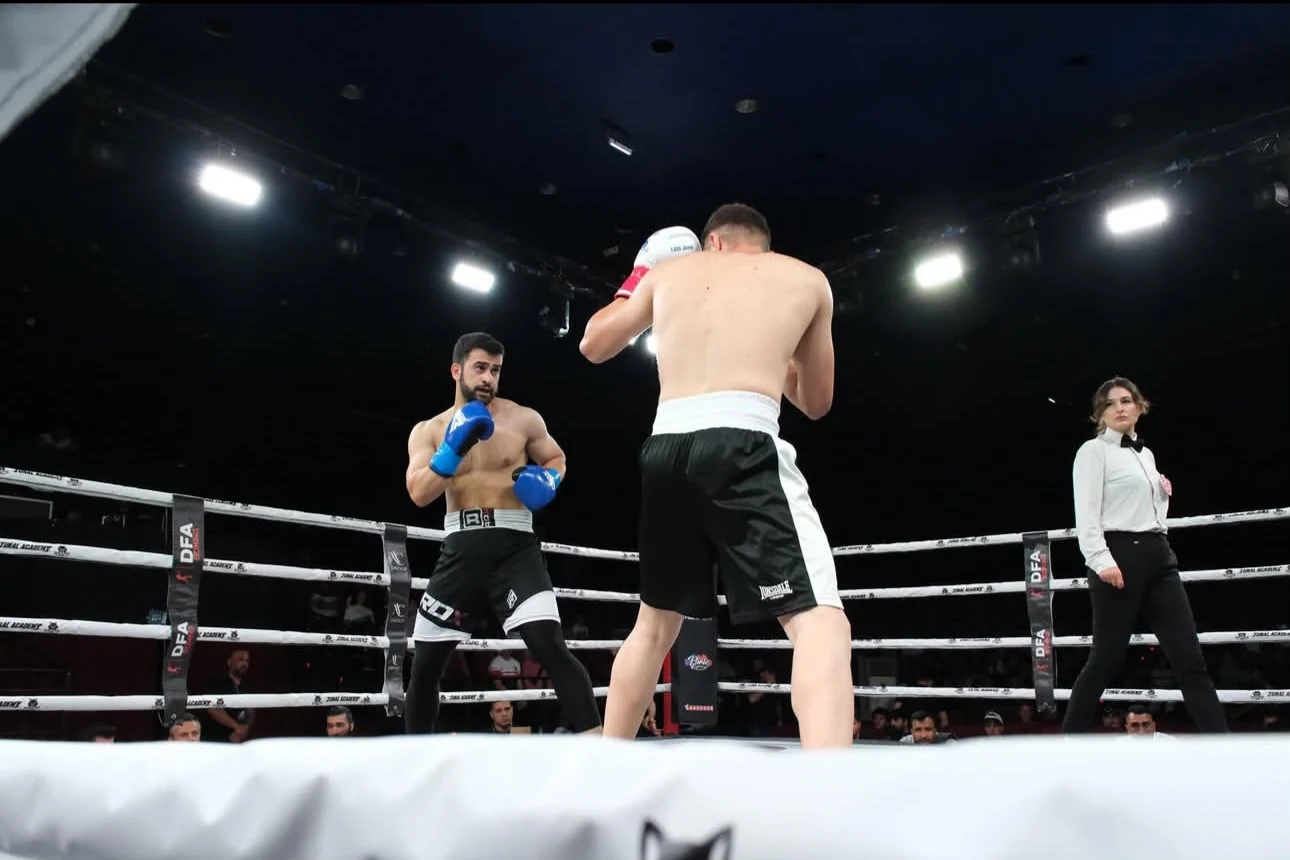 Ömer Salim in the background on the left, in blue gloves